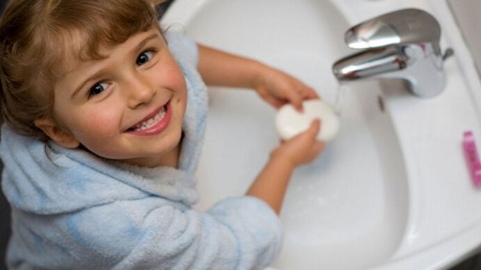 the child washes his hands with soap to prevent the appearance of worms