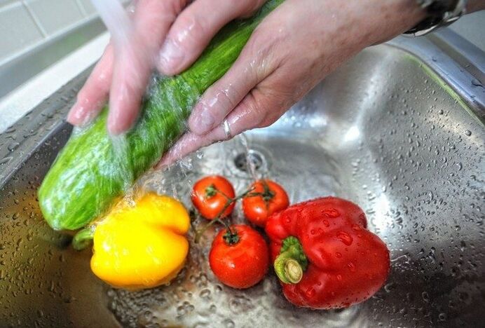 To prevent parasitic infection, vegetables need to be washed before eating. 